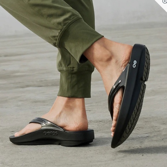 Oofos WOMEN'S OOLALA LUXE SANDAL - Black size W-8 - Picture 2 of 10